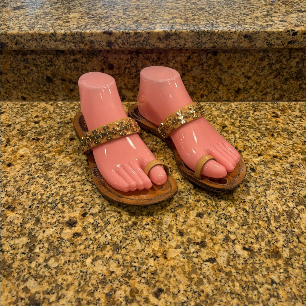 TORY BURCH Val Beige Patent Leather Gold Logo Toe Ring Sandals PLAY Cond 7.5